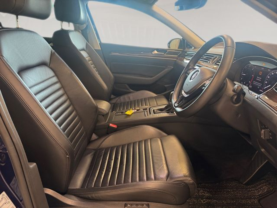 2018 Volkswagen Passat - image 11