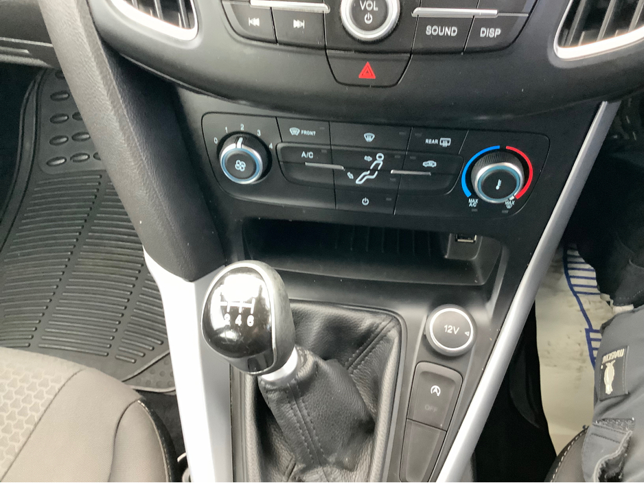 2016 Ford Focus - image 10