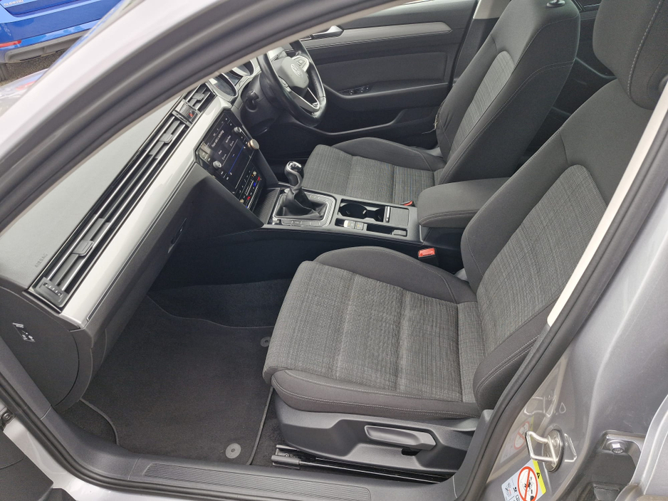 2022 Volkswagen Passat - image 7