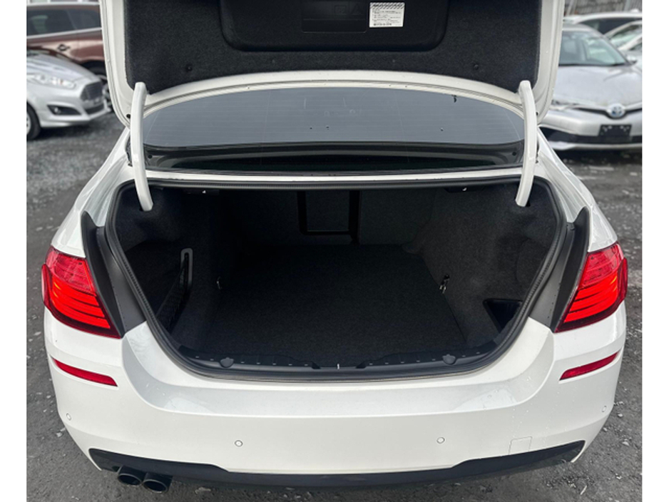 2017 BMW 5 Series - image 9