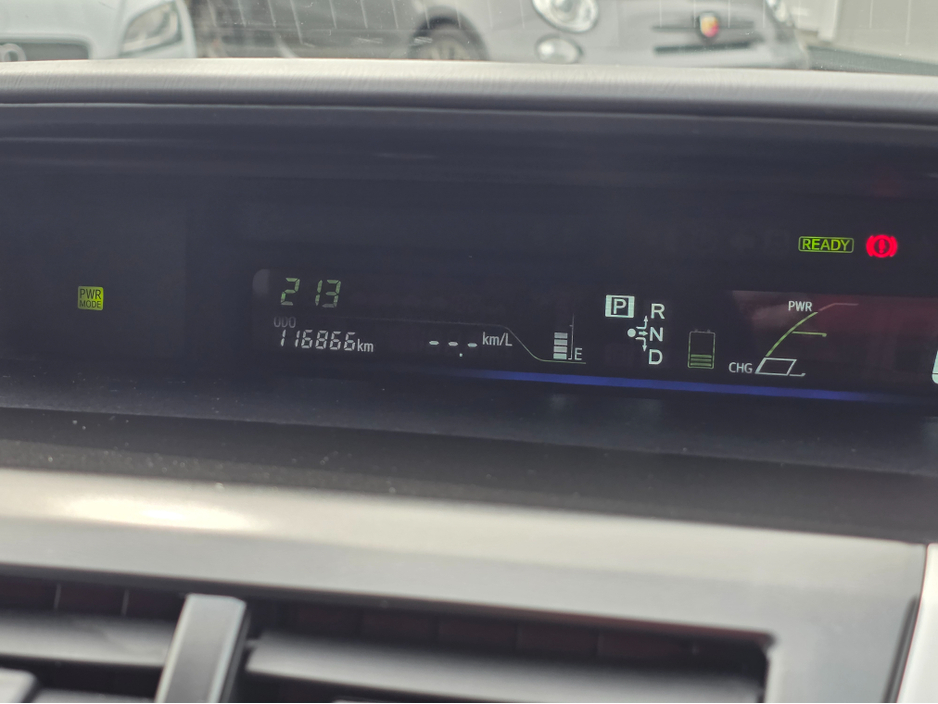 2013 Toyota Prius Alpha - image 10