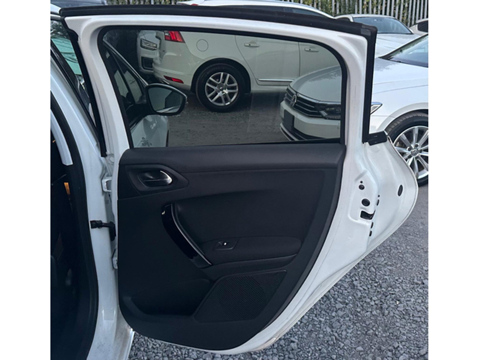 2017 Peugeot 208 - image 8