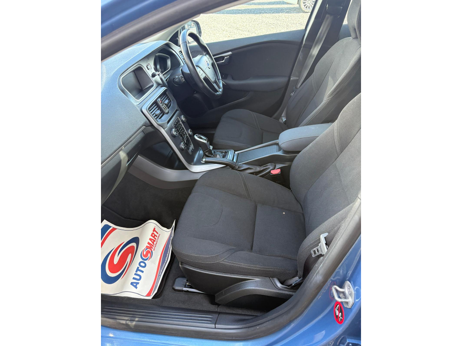 2014 Volvo V40 - image 8