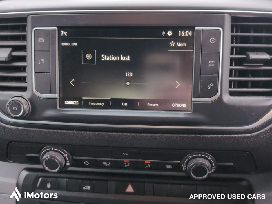 2022 Vauxhall Vivaro - image 13