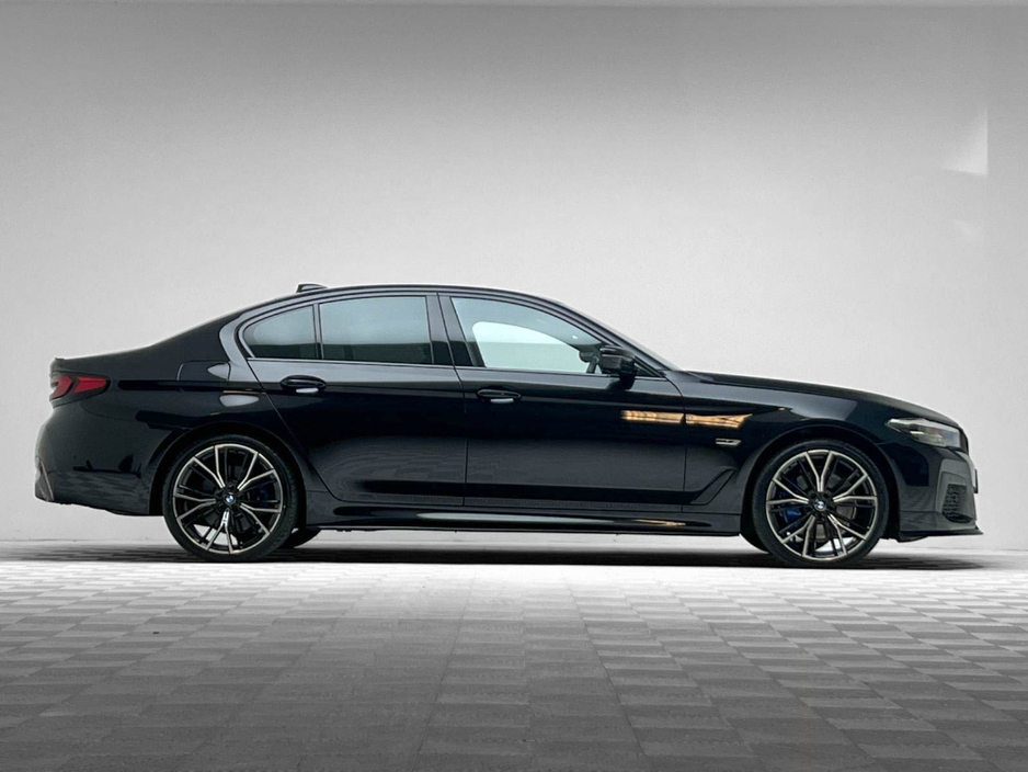 2023 BMW 5 Series - image 8