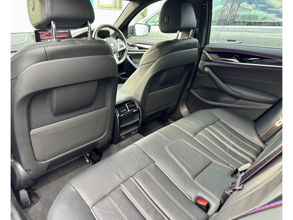 2022 BMW 5 Series - image 9