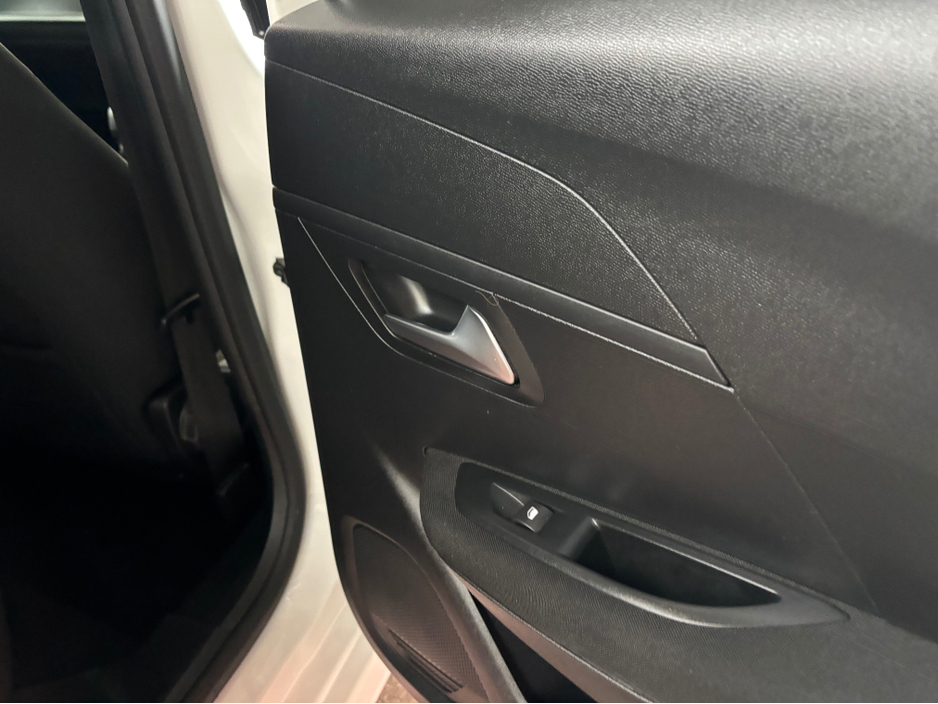 2023 Peugeot 208 - image 7
