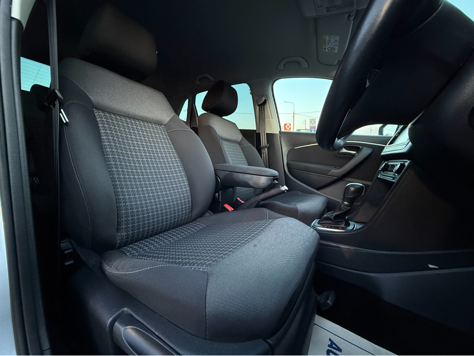 2016 Volkswagen Polo - image 12