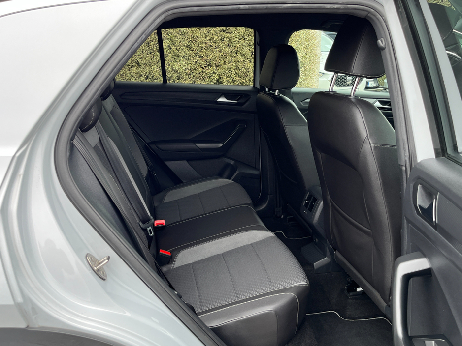 2021 Volkswagen T-Roc - image 10