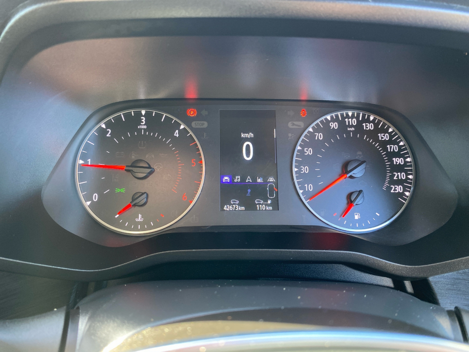 2023 Renault Trafic - image 10