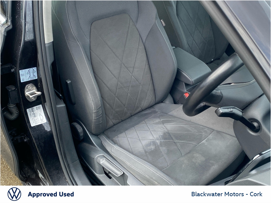 2022 Volkswagen Golf - image 8