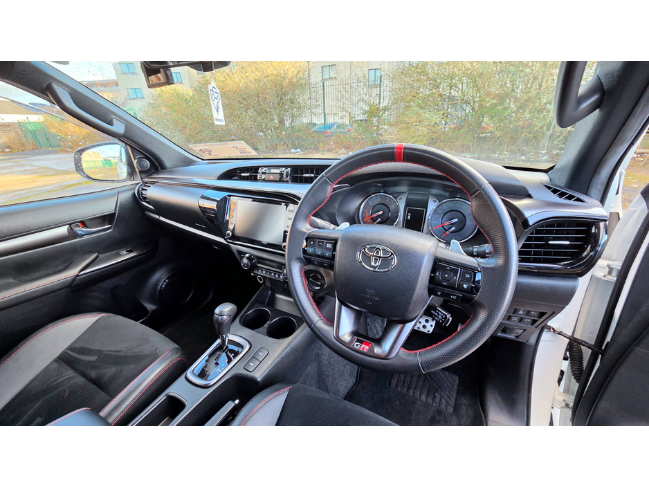 2022 Toyota Hilux - image 14