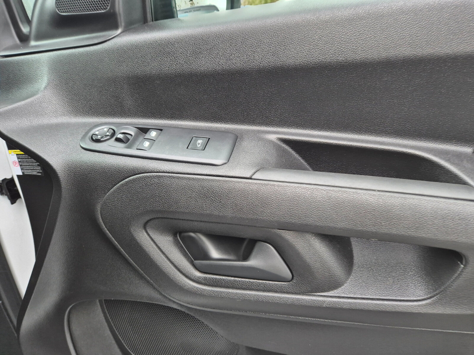 2023 Fiat Doblo - image 10