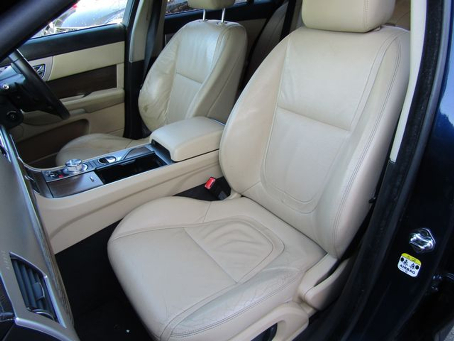 2014 Jaguar XF - image 12