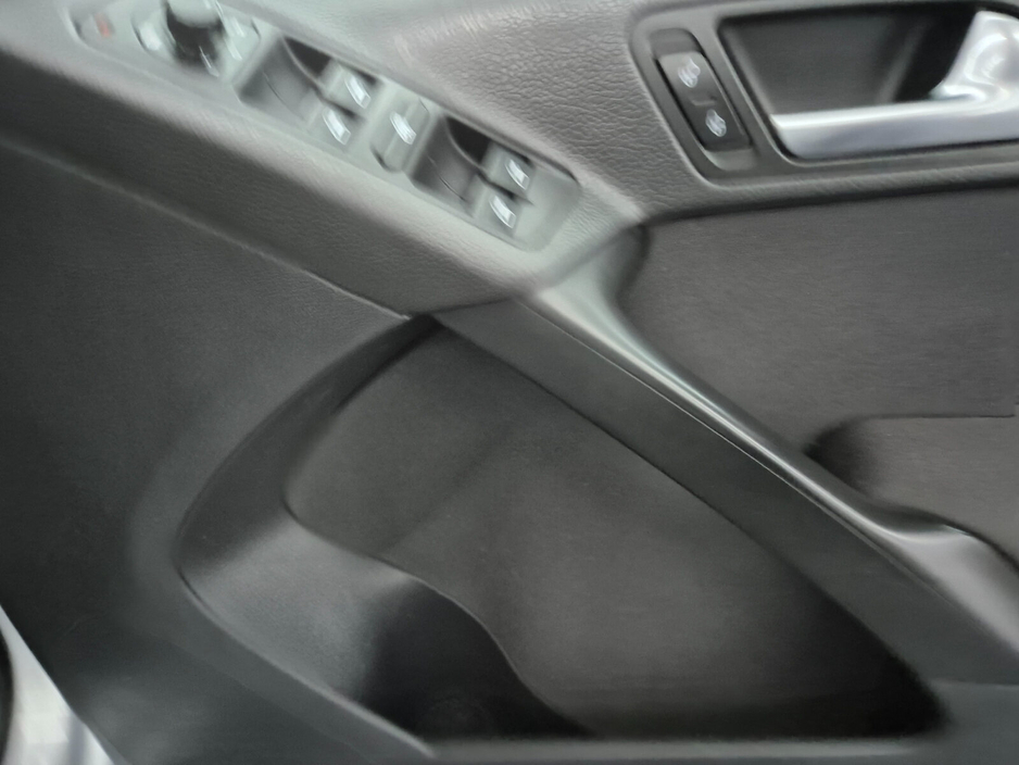 2012 Volkswagen Tiguan - image 11