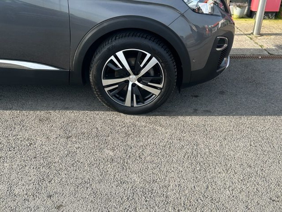 2019 Peugeot 3008 - image 2