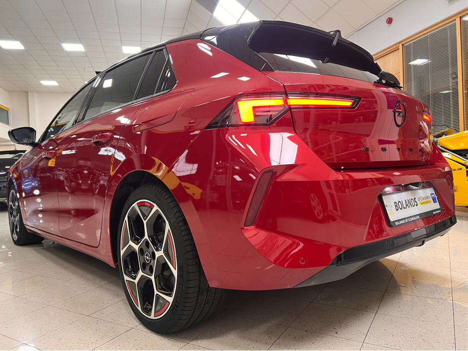 2024 Opel Astra Amazing Car 180BHP Hybrid Auto Top Of The Sportsline GS Huge Spec As New Only 3900 Kms www.bolands.ie Est.1955 €32,950