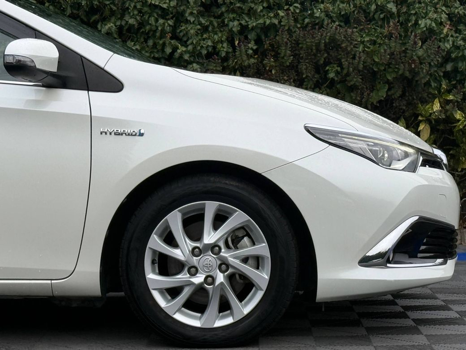 2016 Toyota Auris - image 9