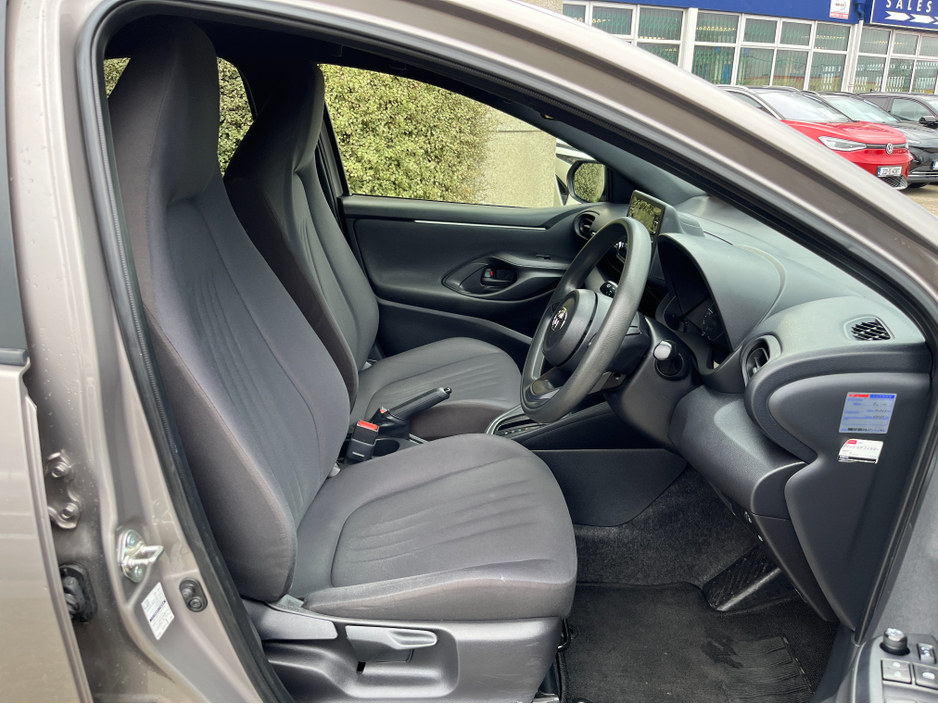 2021 Toyota Yaris - image 10