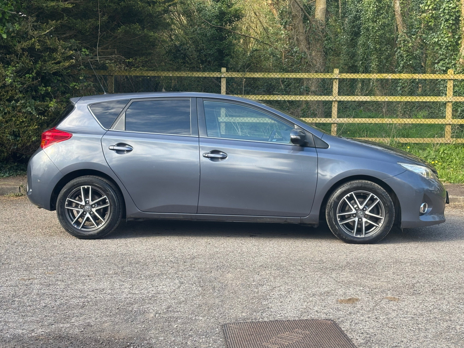 2014 Toyota Auris - image 4