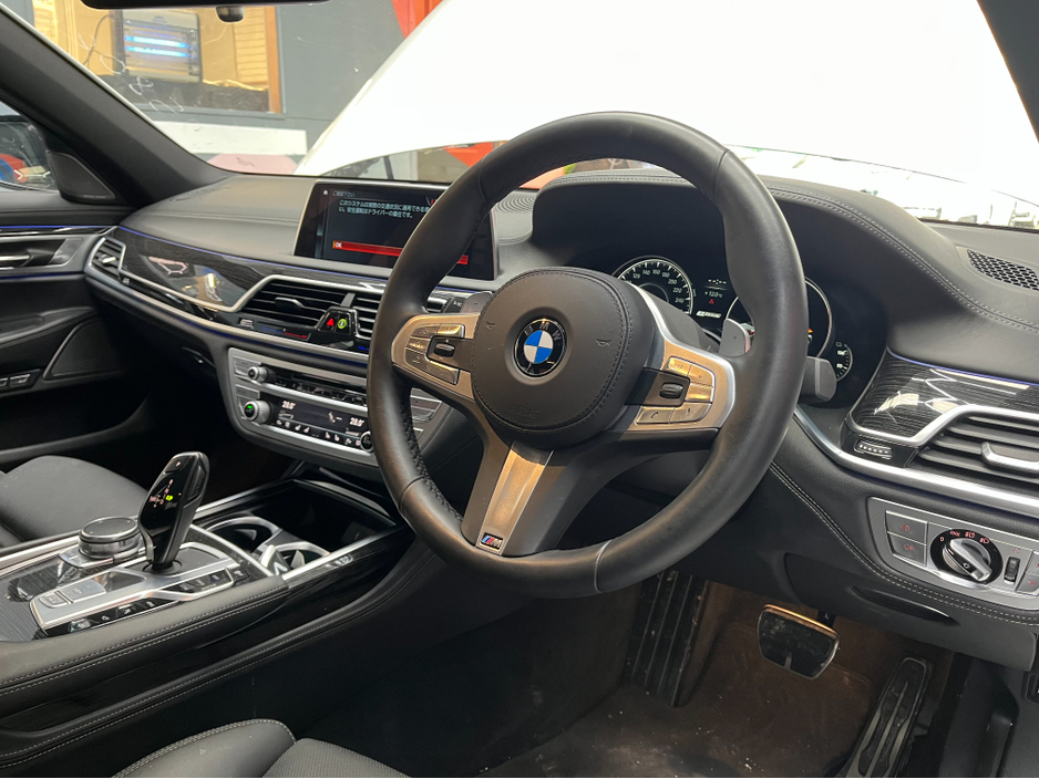 2018 BMW 7 Series - image 8