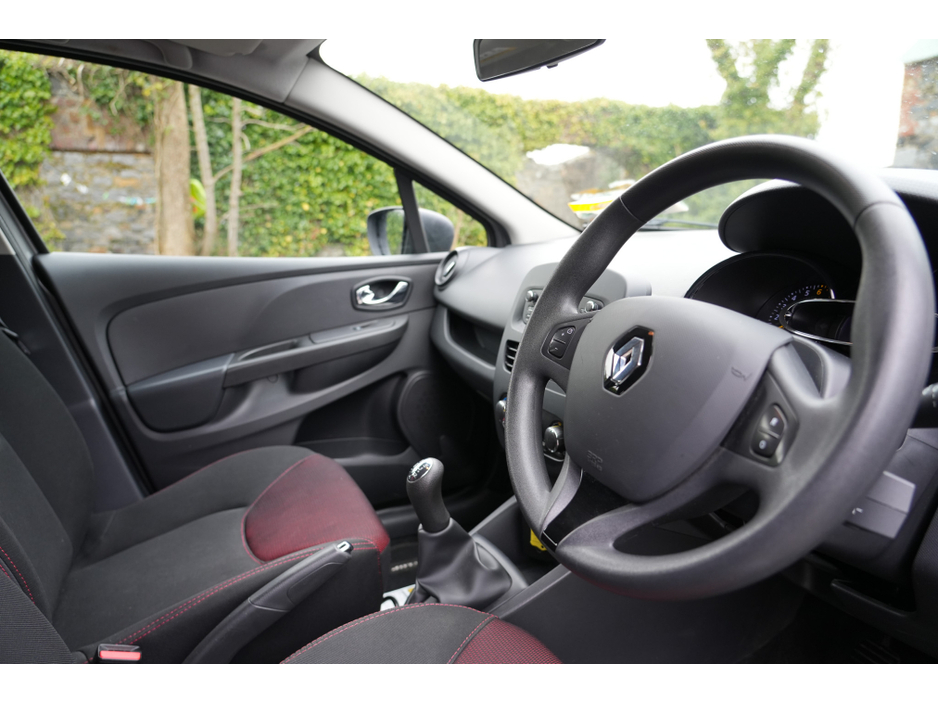 2015 Renault Clio - image 12