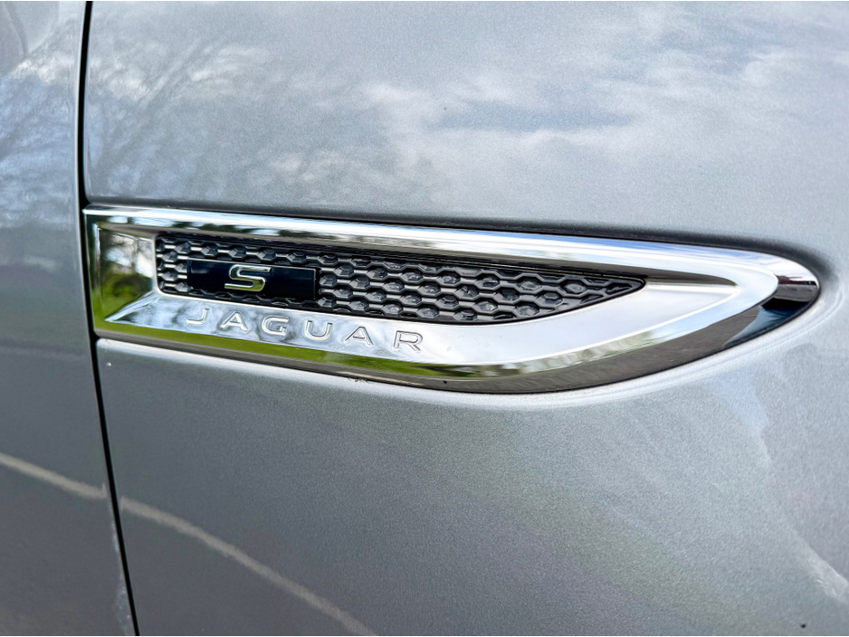 2019 Jaguar E-Pace - image 23