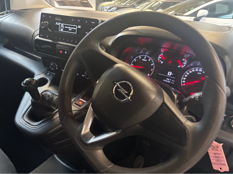 2021 Opel Combo - image 4