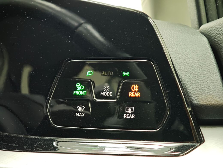 2021 Volkswagen Golf - image 24