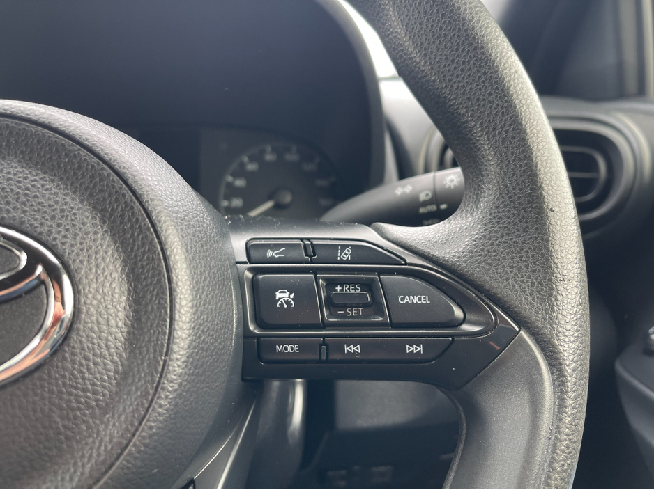 2020 Toyota Yaris - image 18