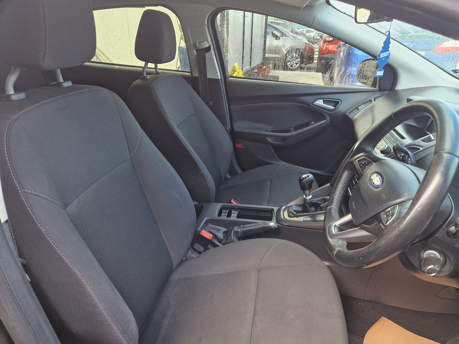2016 Ford Focus - image 12