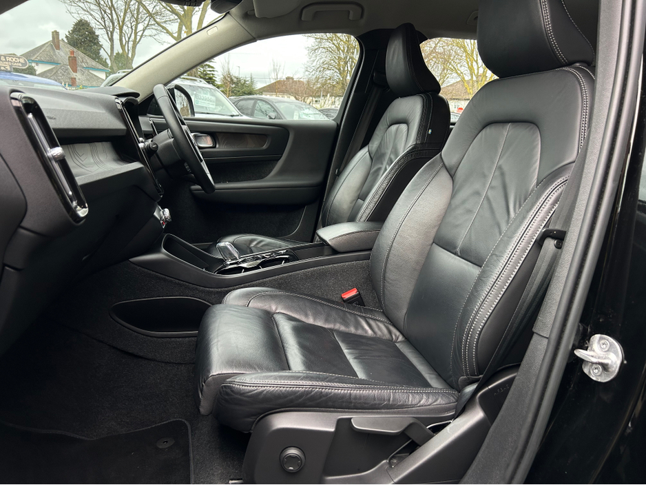 2023 Volvo XC40 - image 10
