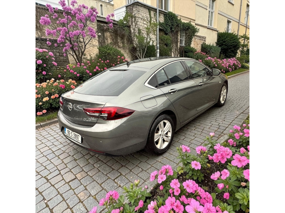 2019 Opel Insignia - image 8
