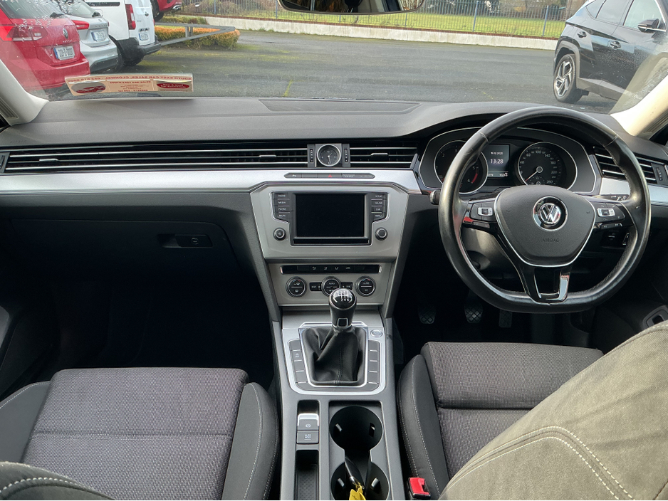 2015 Volkswagen Passat - image 13