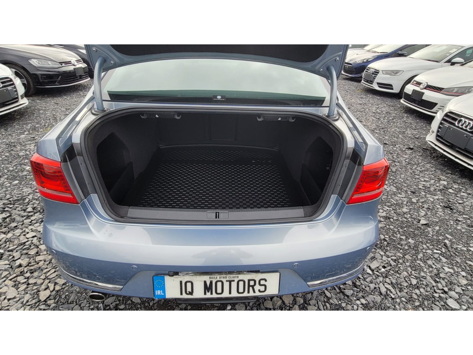 2011 Volkswagen Passat - image 5