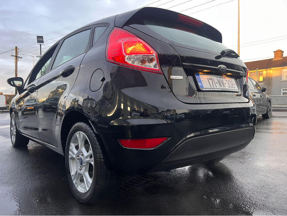 2017 Ford Fiesta - image 2