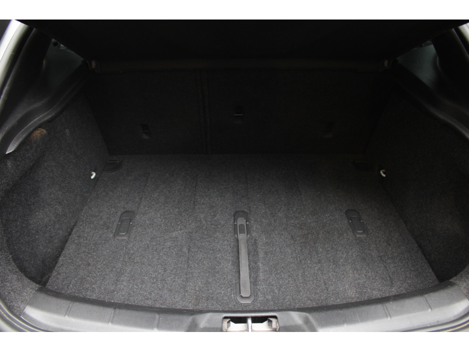 2016 Volvo V40 Cross Country - image 18