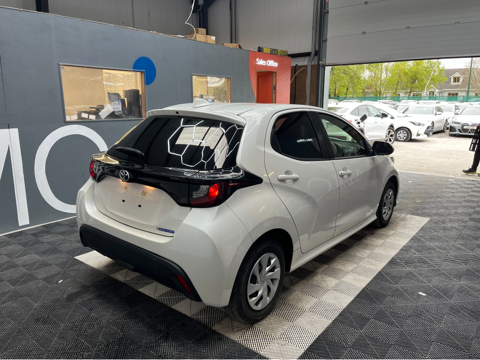 2022 Toyota Yaris - image 2