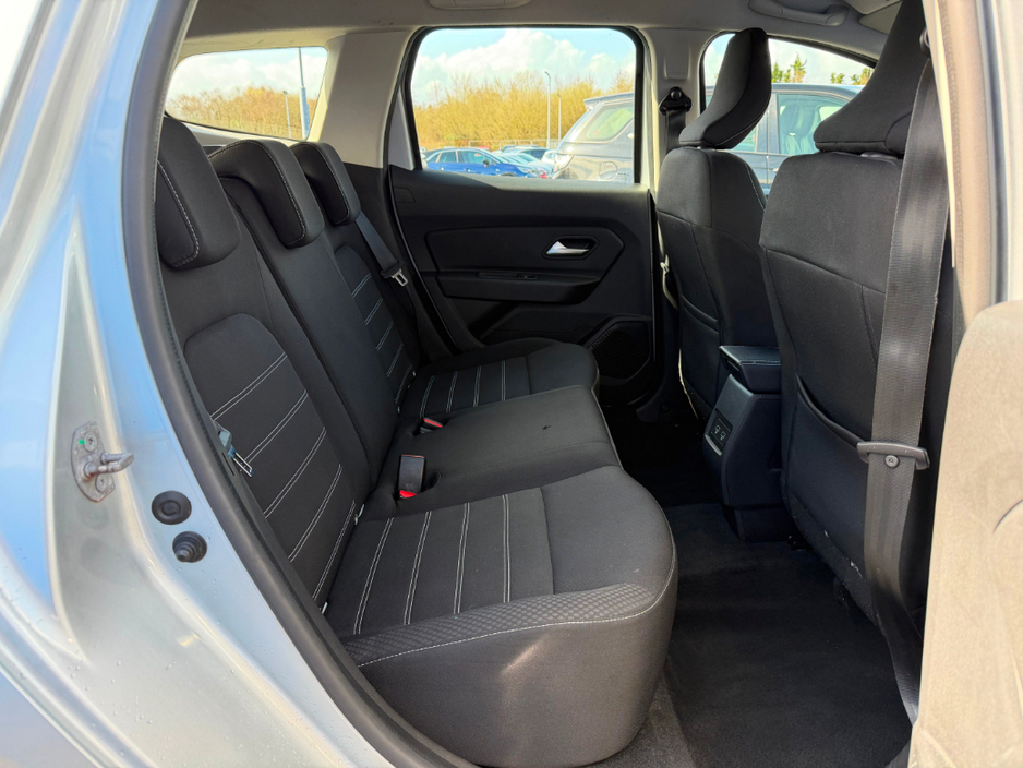 2022 Dacia Duster - image 9