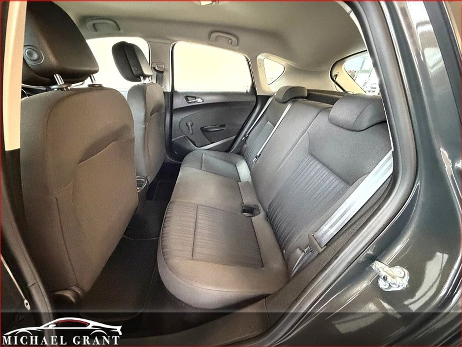 2015 Opel Astra - image 18