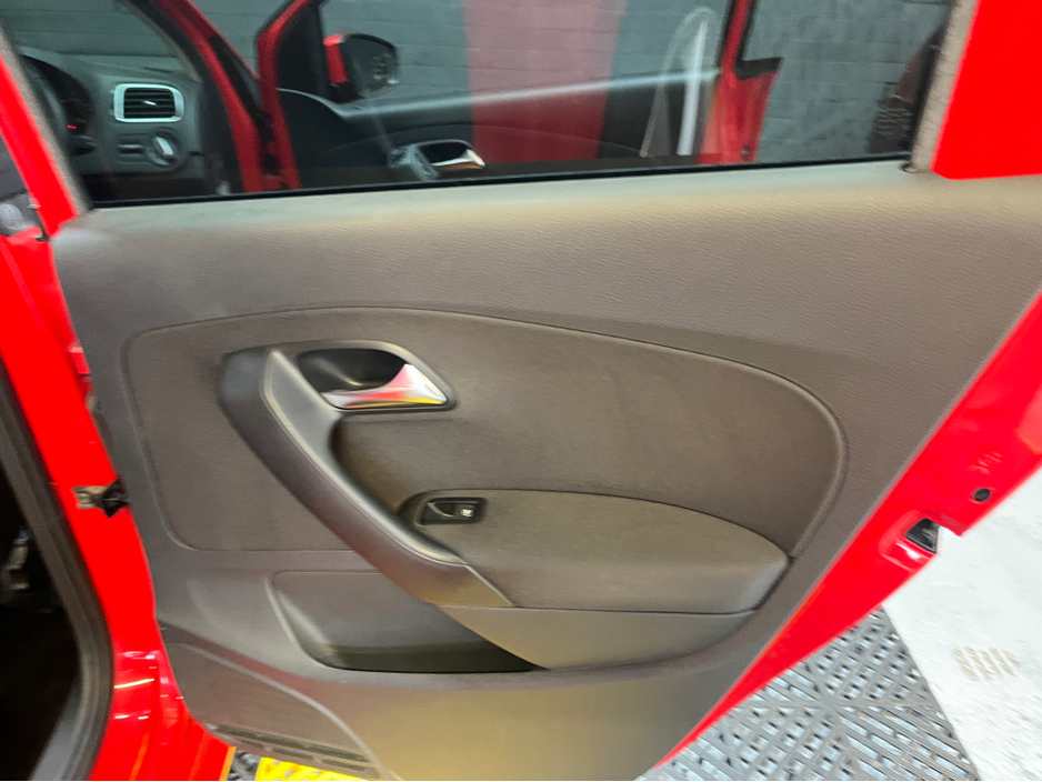 2014 Volkswagen Polo - image 14