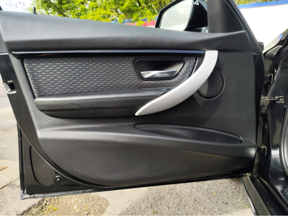 2017 BMW 3 Series - image 12