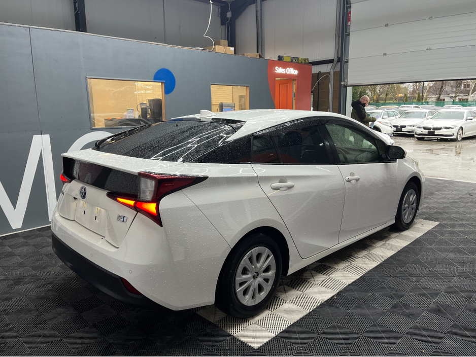 2022 Toyota Prius - image 2