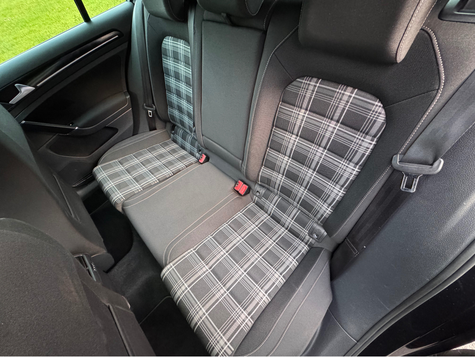 2017 Volkswagen Golf - image 4