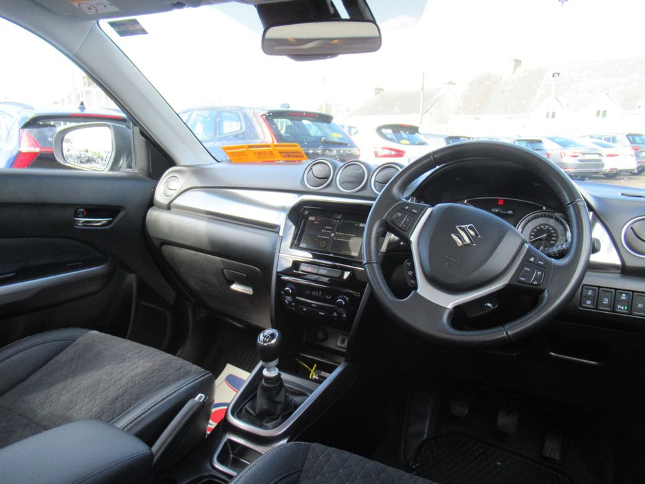 2023 Suzuki Vitara - image 2