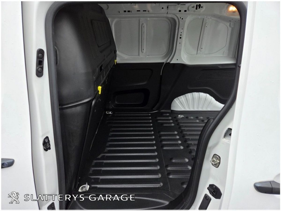 2020 Peugeot Partner - image 9