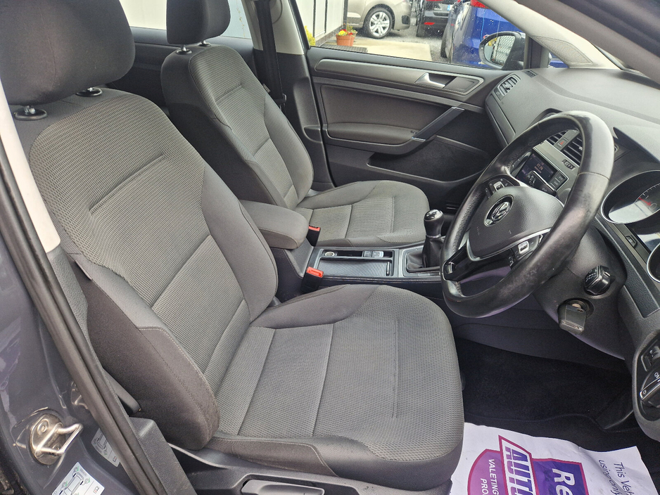 2013 Volkswagen Golf - image 12