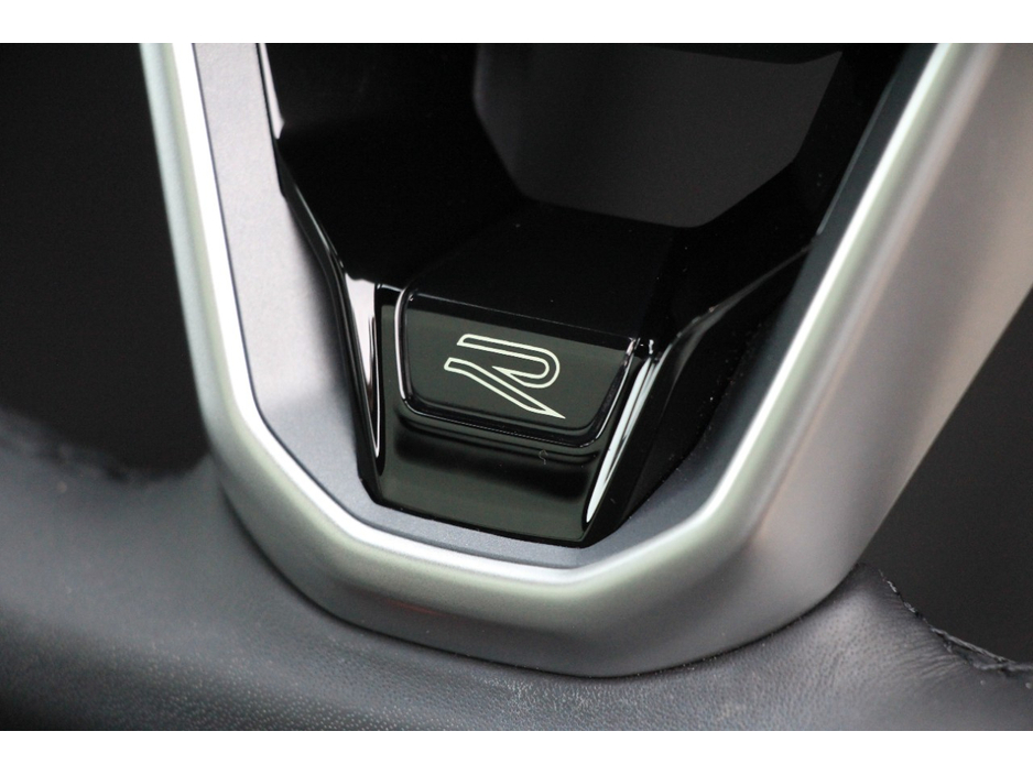 2025 Volkswagen Touareg - image 13