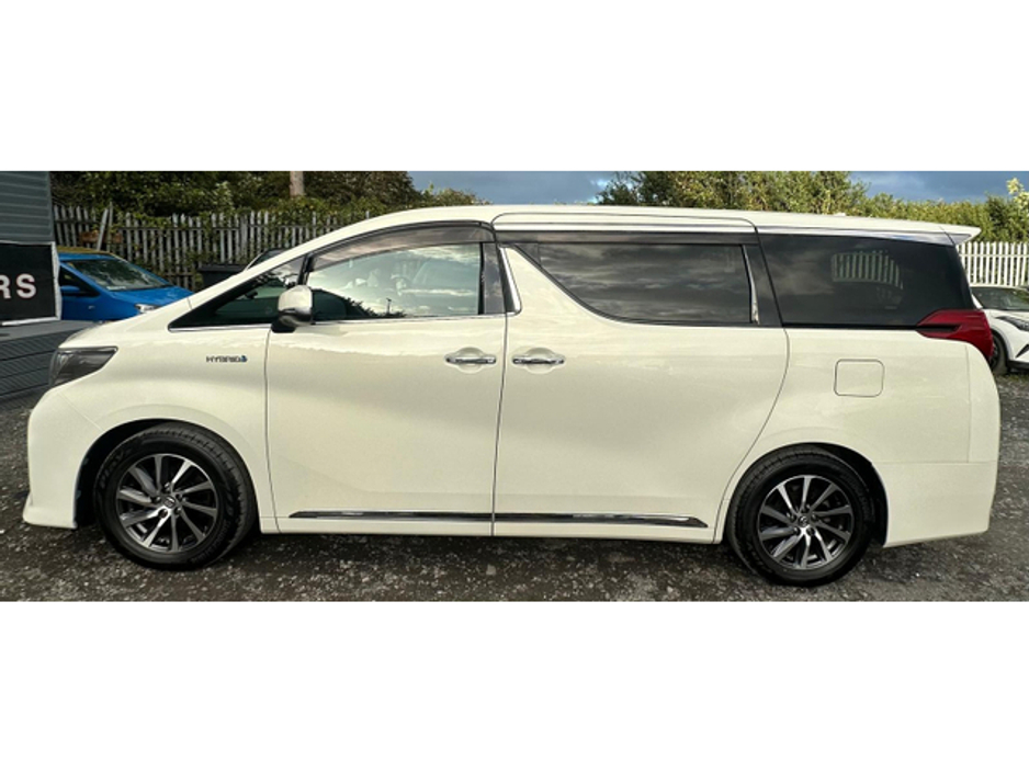 2015 Toyota Alphard - image 5