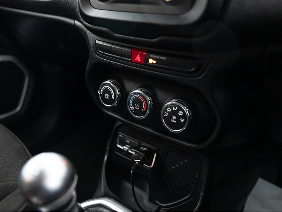 2015 Jeep Renegade - image 15